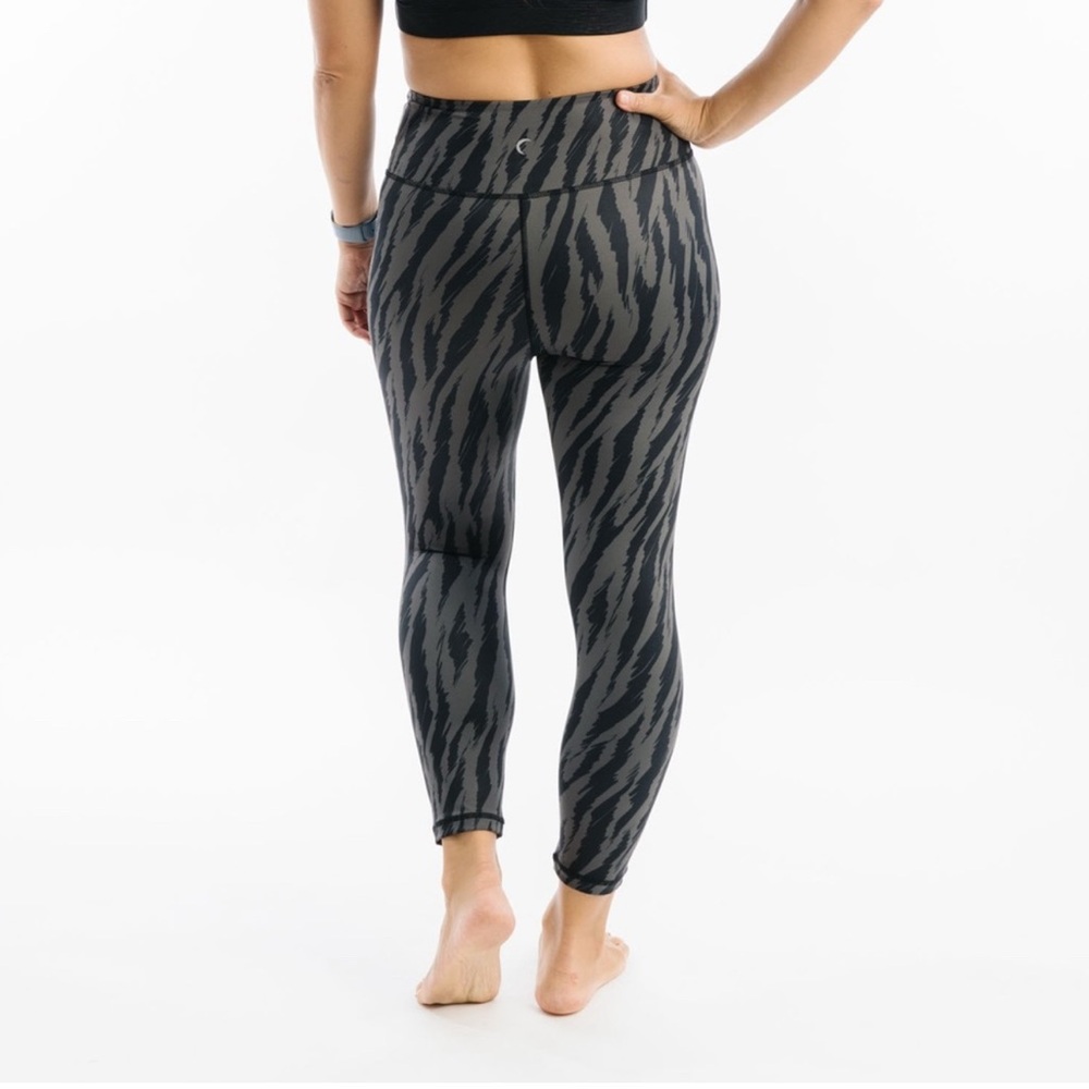 New ZYIA Gray Sketch Capri Leggings Light n Tight 20” RC(4)